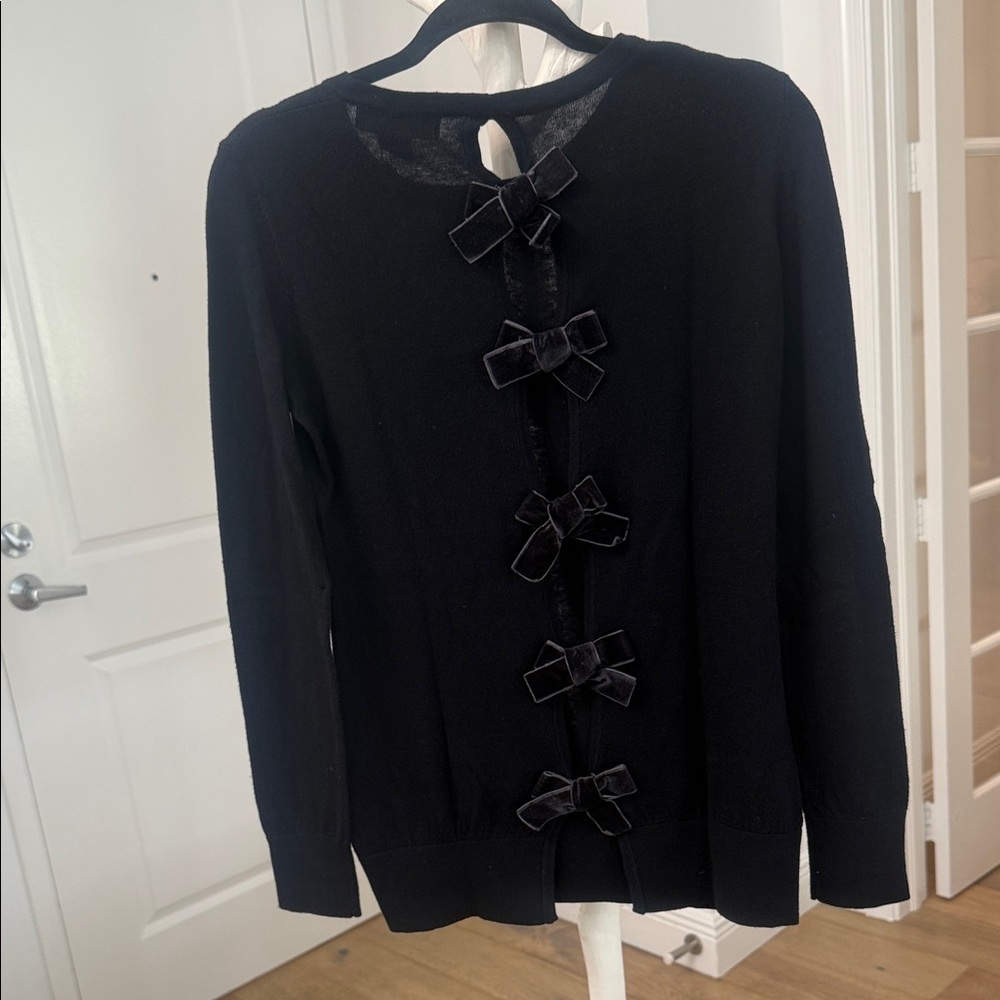 Sweater w/velvet bows on BACK side